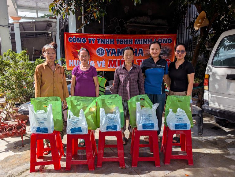 trao quà hỗ trợ ứng phó bão